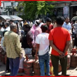 प्रयागराज में गैस एजेंसी के बाहर सिलिंडर लेने के लिए लगी लंबी कतार
