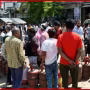 प्रयागराज में गैस एजेंसी के बाहर सिलिंडर लेने के लिए लगी लंबी कतार