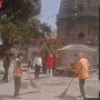 रामनगर में मंदिर और मस्जिद के पास सफाई करते कर्मचारी