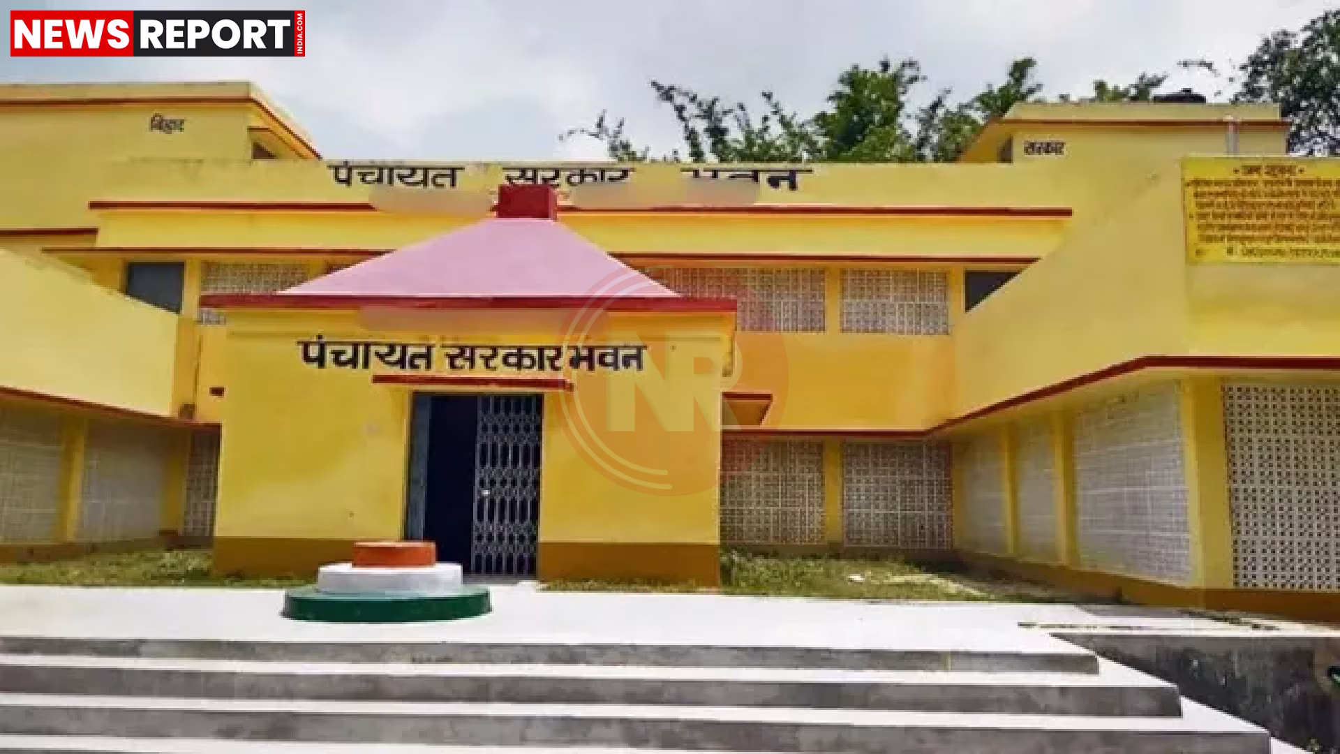 तेलकप पंचायत को राष्ट्रीय पुरस्कार प्राप्त करते अधिकारी