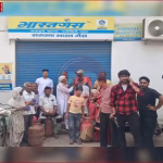 सरधना में भारत गैस एजेंसी के बाहर उपभोक्ताओं की लंबी कतार