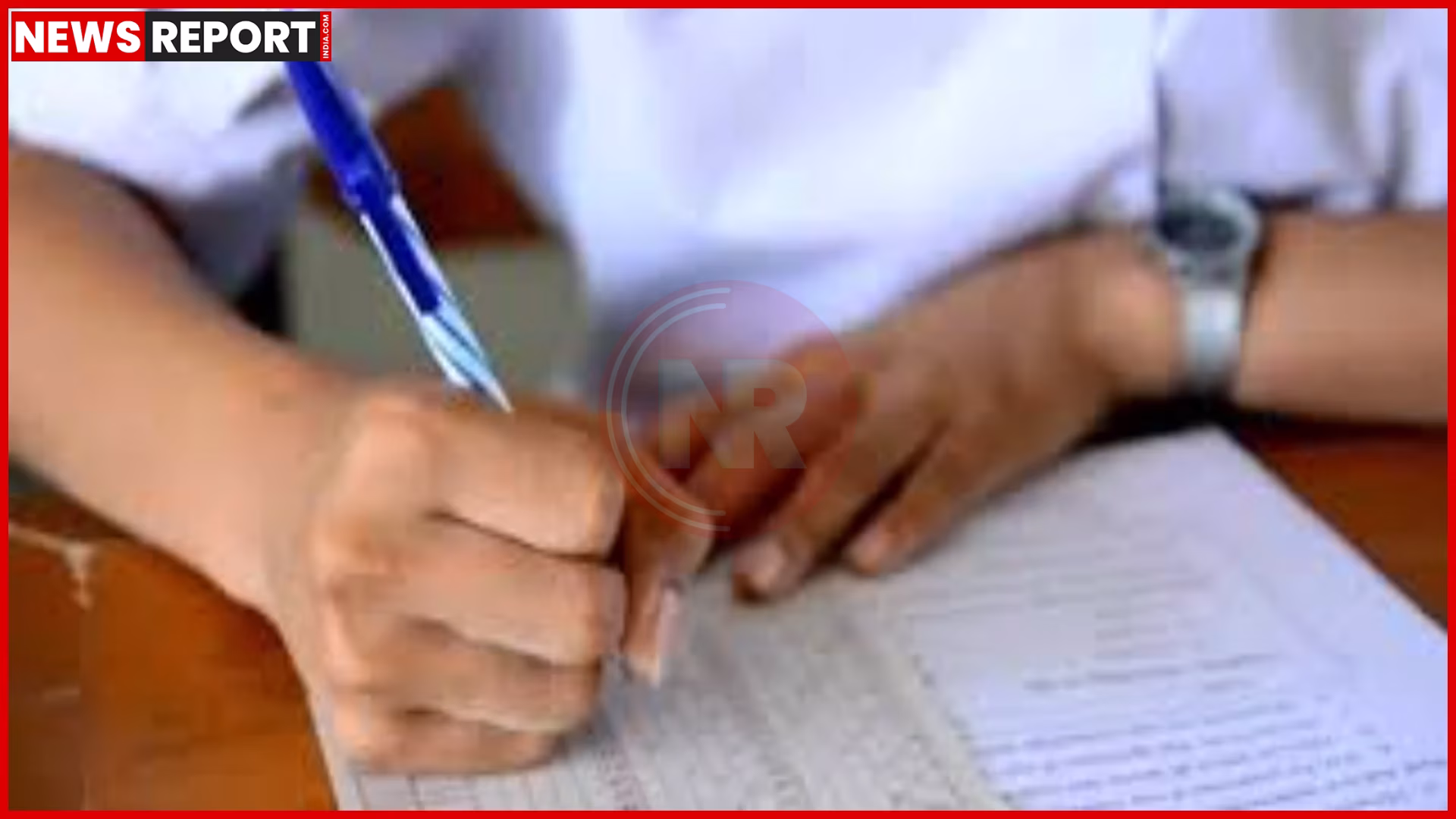 यूपी बोर्ड उत्तर पुस्तिकाओं की जांच करते परीक्षक