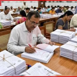 यूपी बोर्ड मूल्यांकन में छात्र भावुक अपील करते हुए