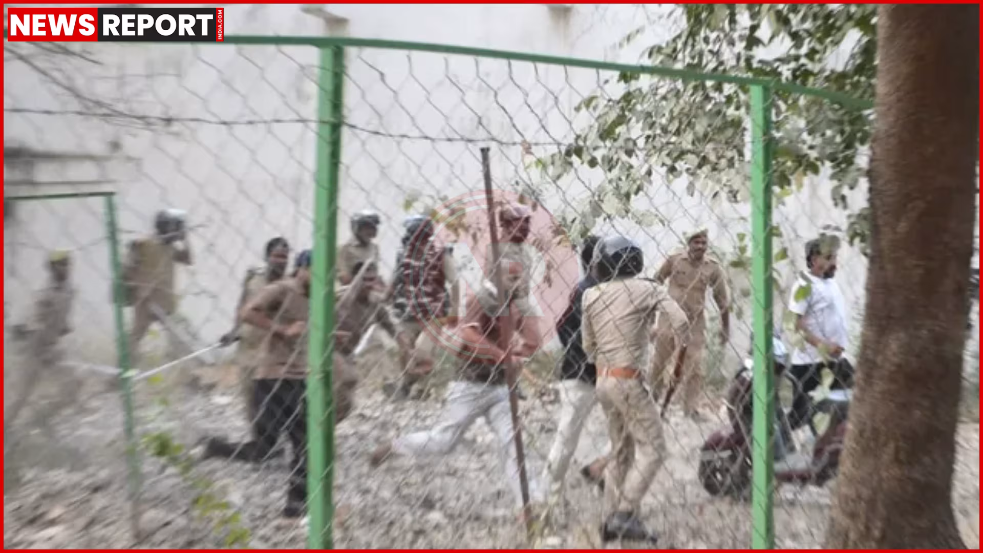 यूपी कॉलेज वाराणसी में पुलिस और छात्रों के बीच झड़प