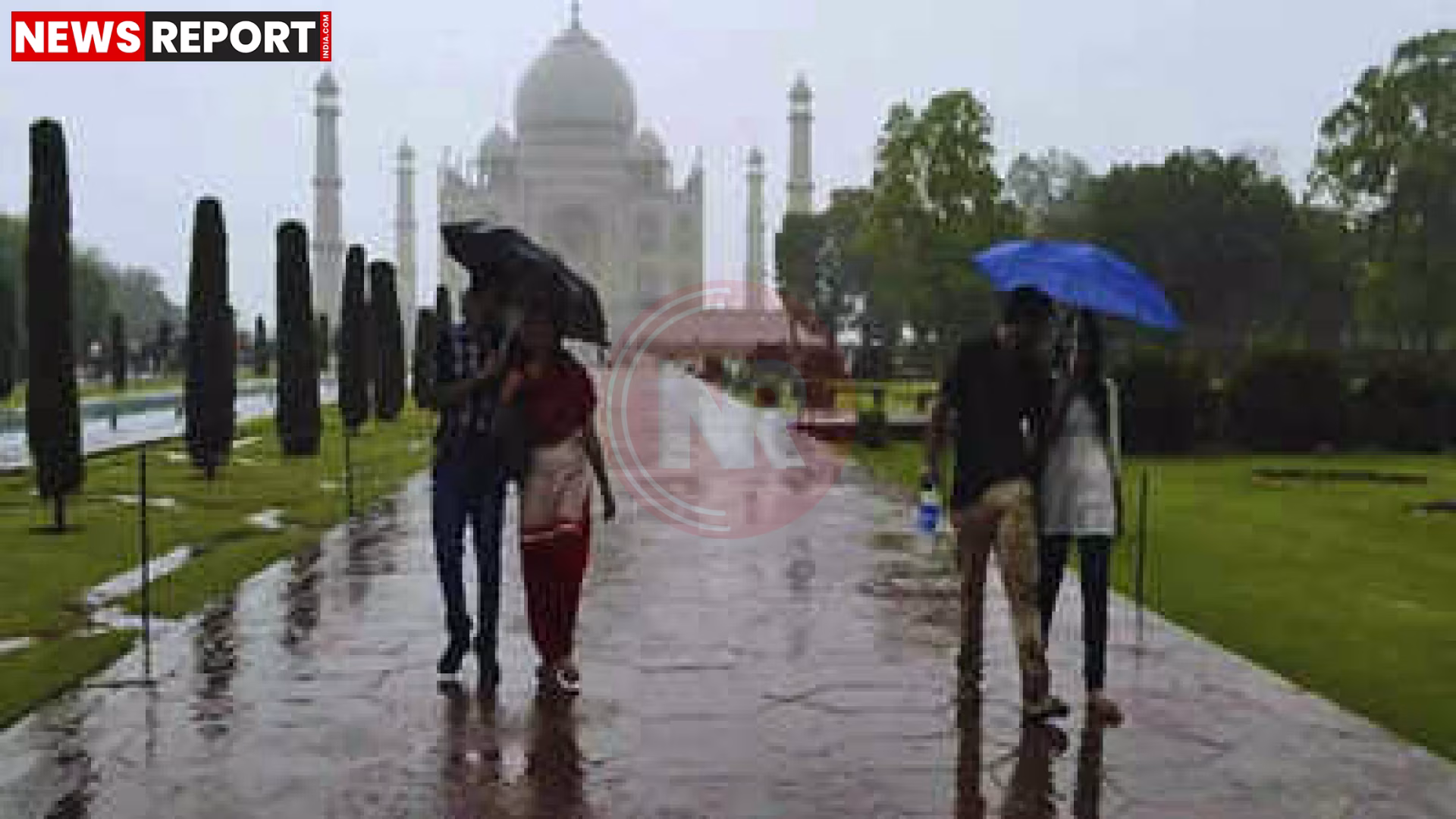 उत्तर प्रदेश में बारिश के दौरान भीगती सड़क और तेज हवा