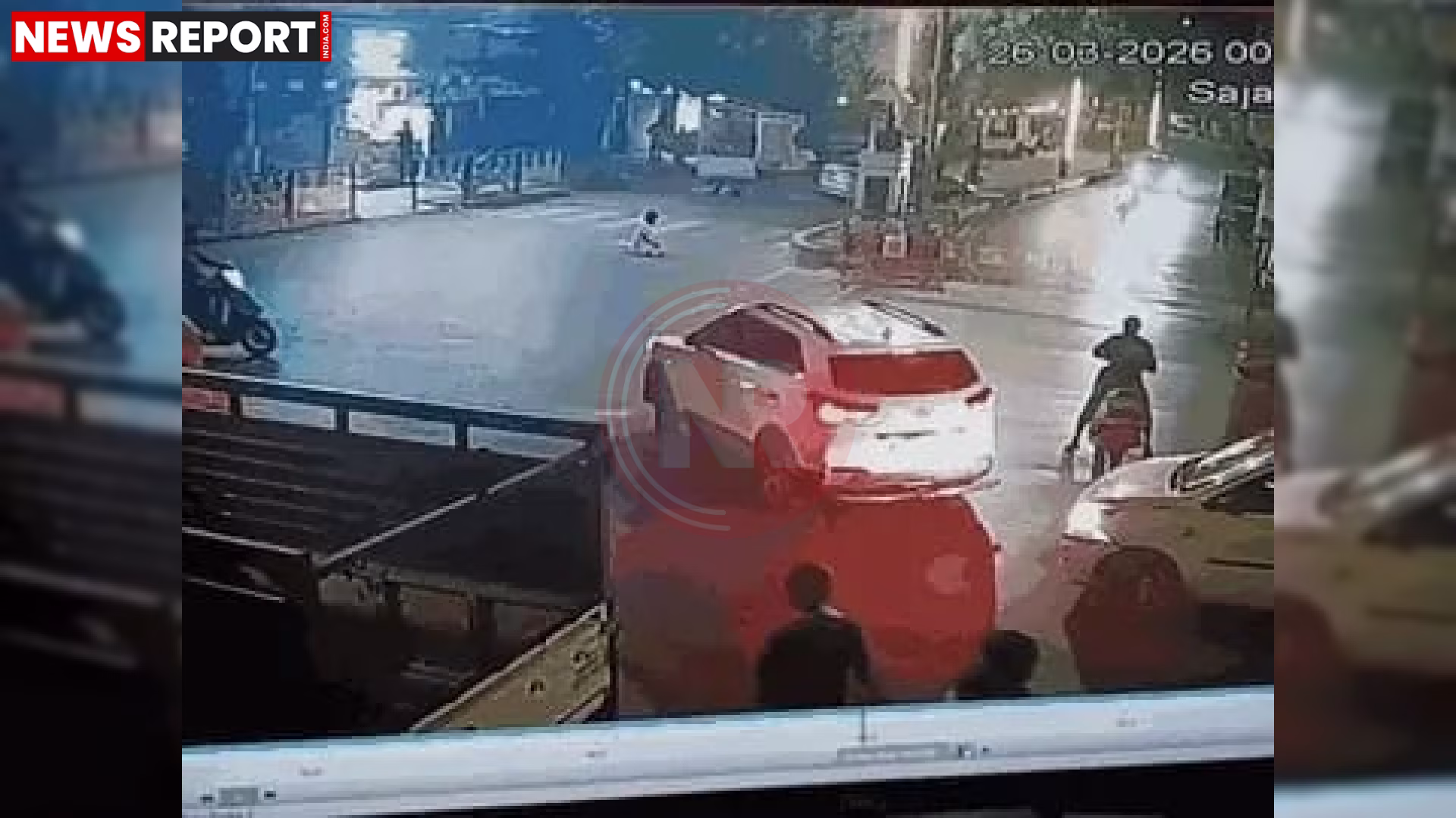 वाराणसी में सड़क किनारे घायल पड़े लोग और क्षतिग्रस्त कार