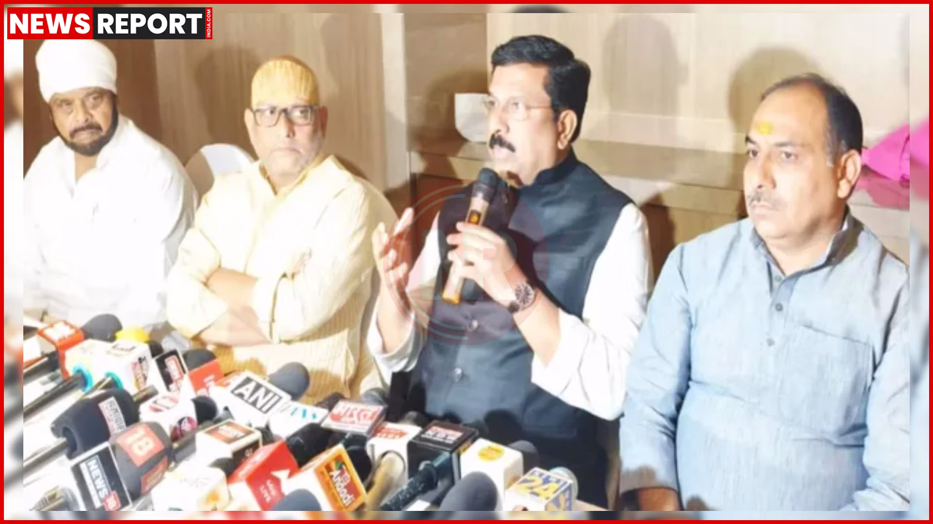 वाराणसी में कांग्रेस की प्रेस वार्ता को संबोधित करते नासिर हुसैन और अजय राय