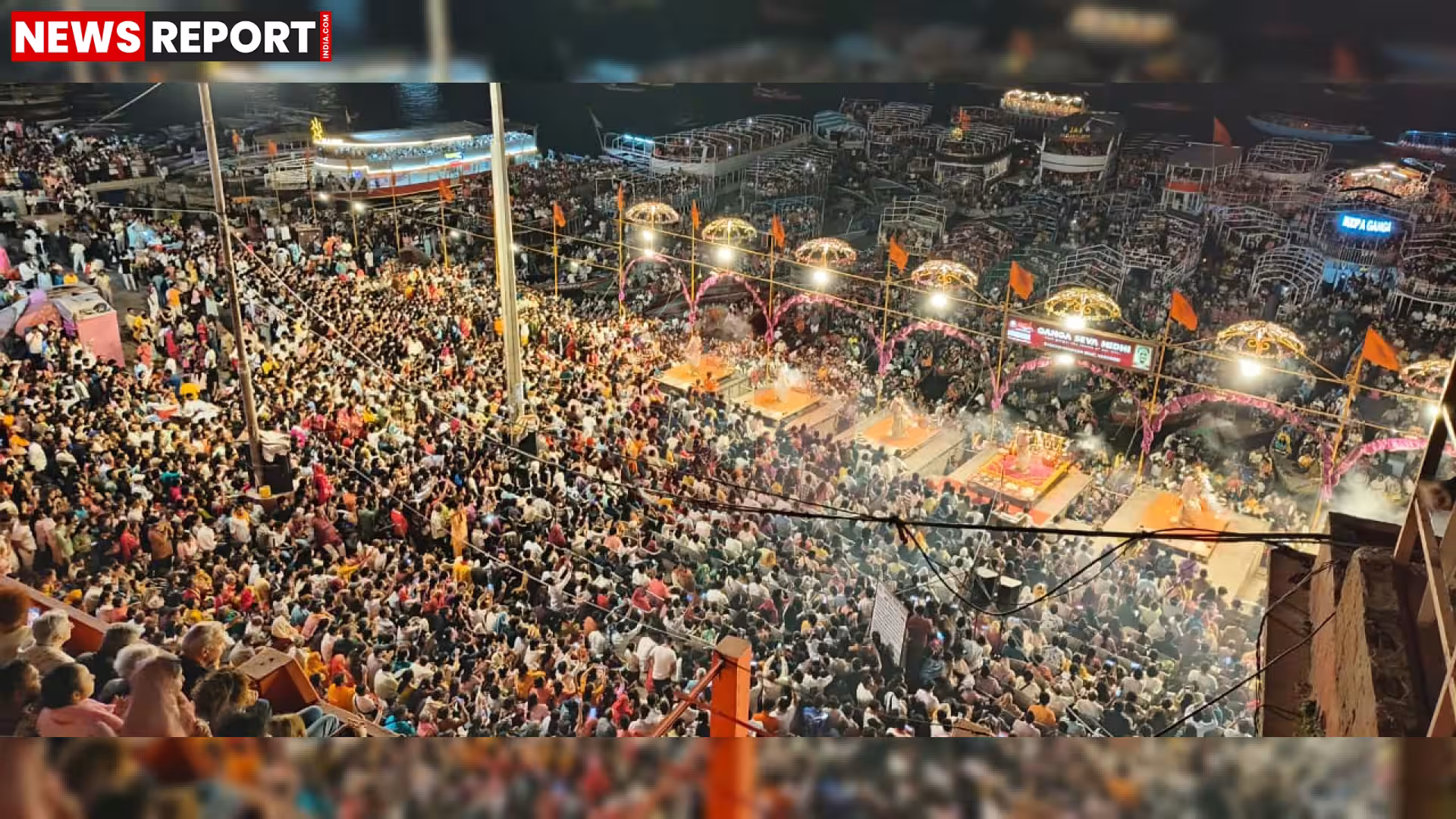 दशाश्वमेध घाट पर गंगा आरती में दीपों और भीड़ का दृश्य