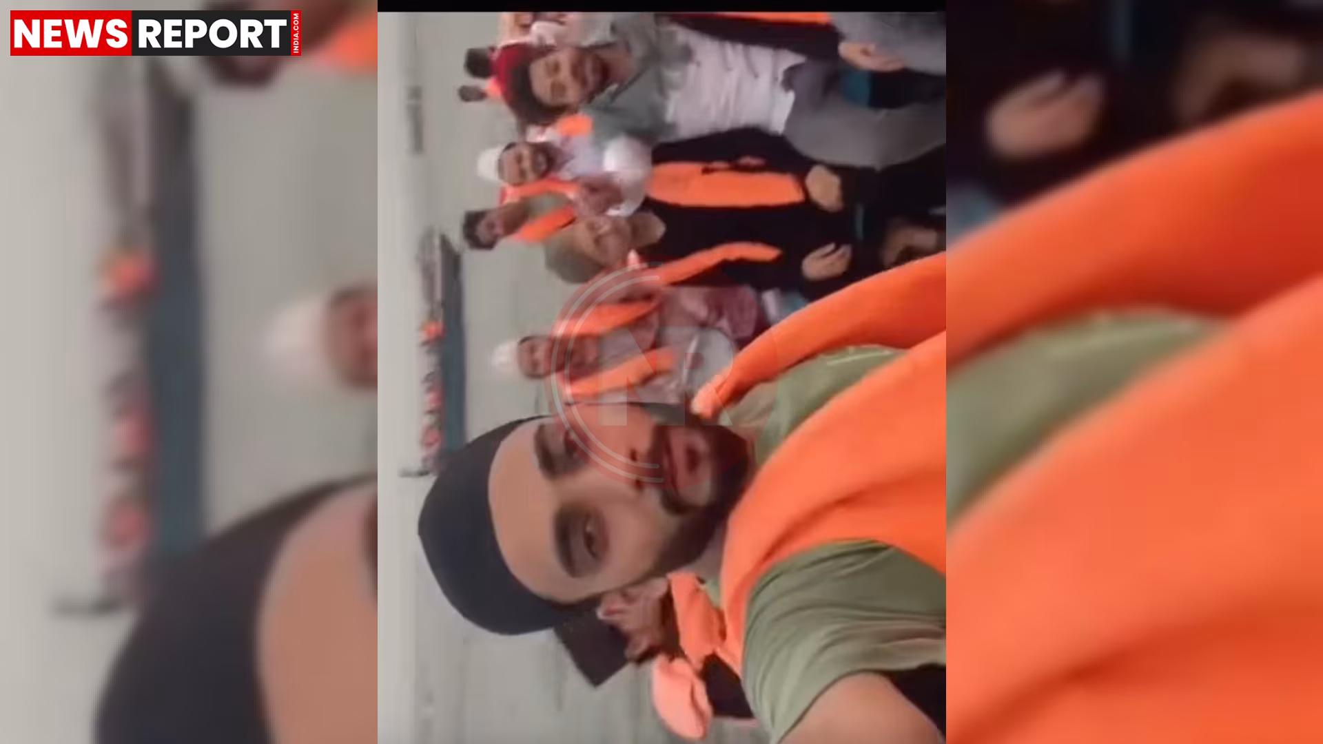 गंगा नदी में नाव पर इफ्तार पार्टी का दृश्य