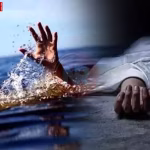 गंगा नदी में डूबते युवकों को बचाने का प्रयास