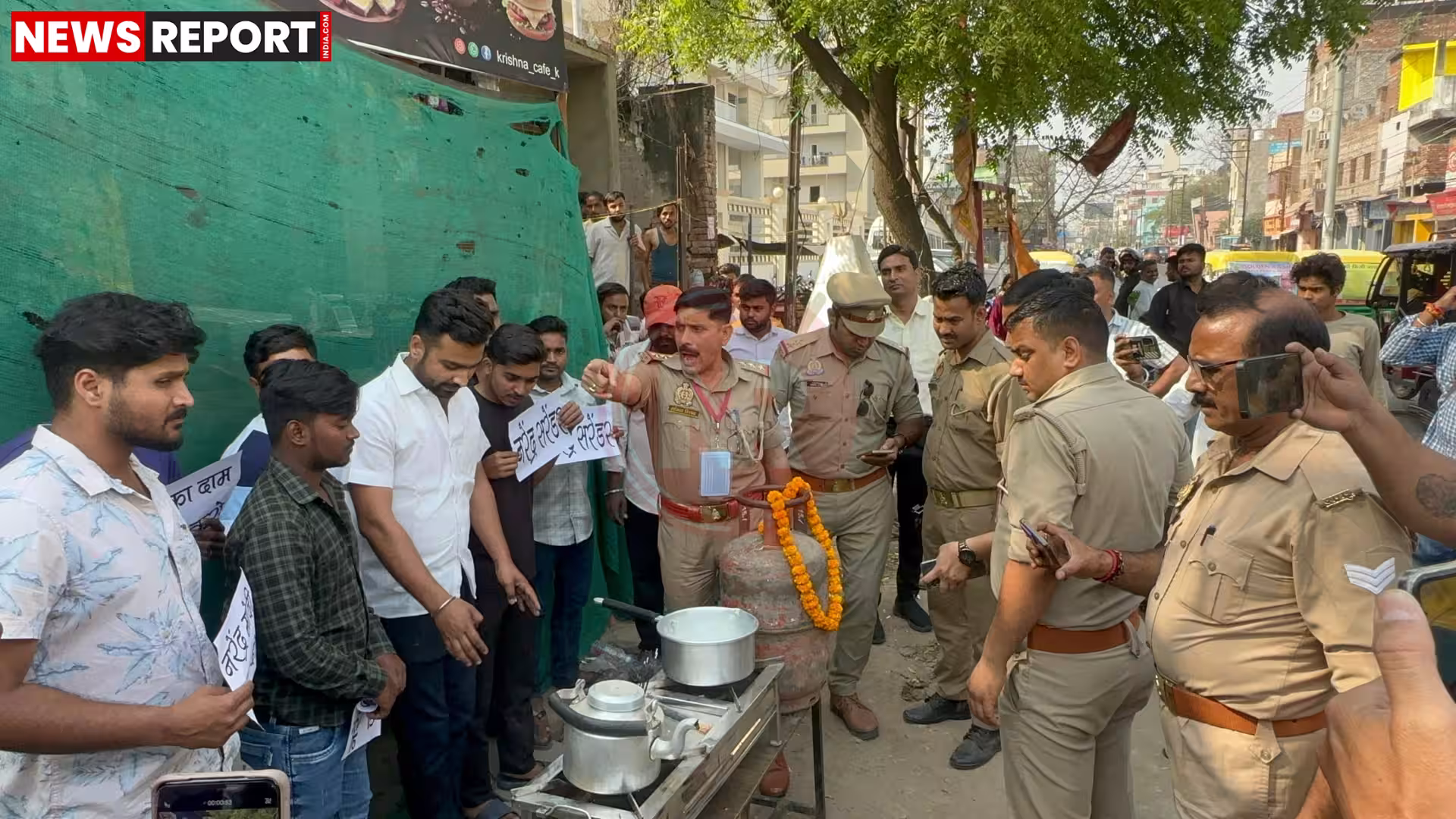 एनएसयूआई कार्यकर्ता वाराणसी में नाली से चूल्हा जलाते हुए