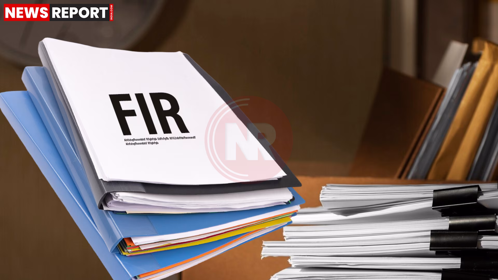 वाराणसी के रामनगर में होलिका दहन स्थल पर हुई घटना के बाद पुलिस जांच करते हुए