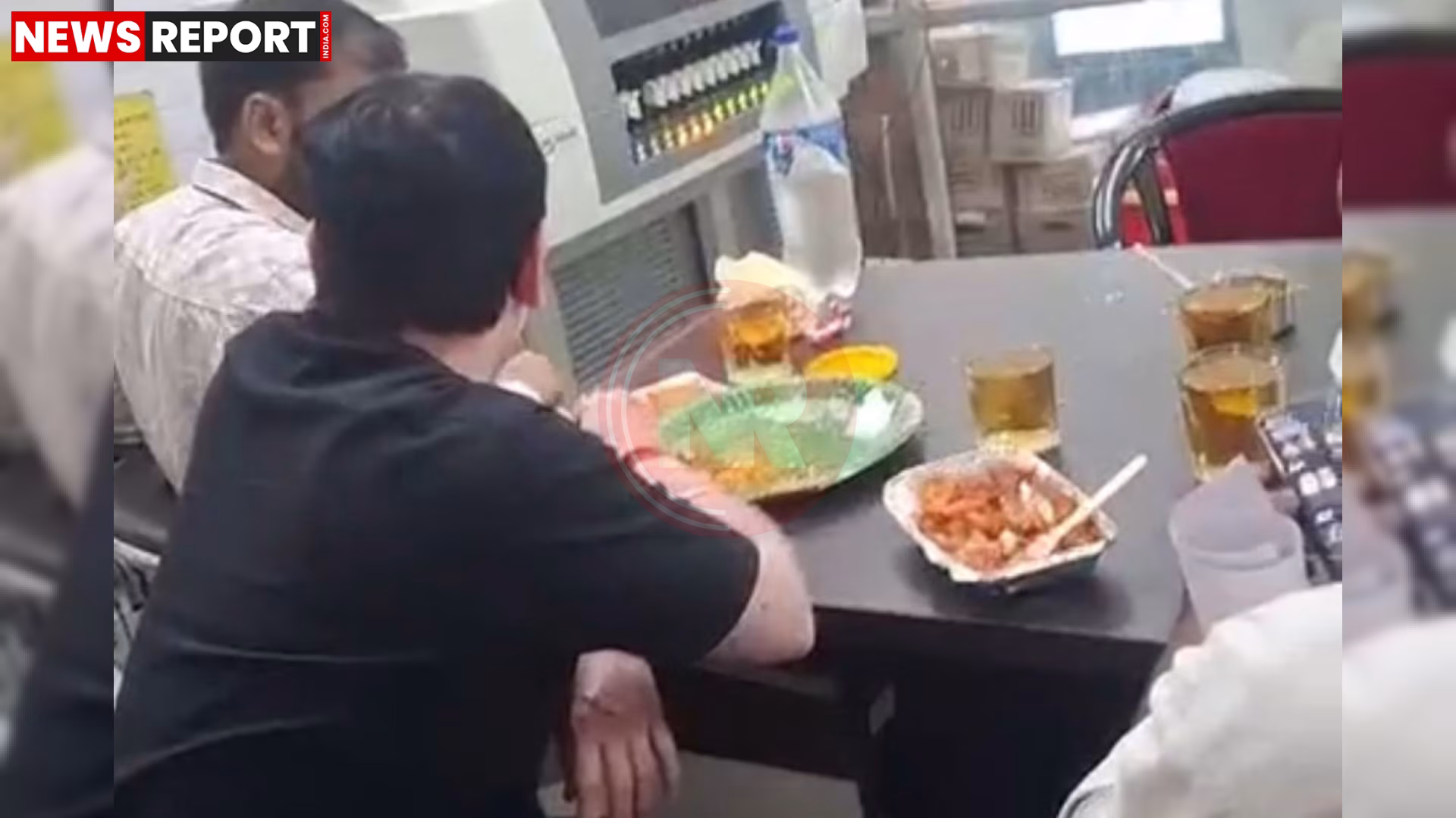 जिला अस्पताल की लैब में शराब पीते कर्मचारी