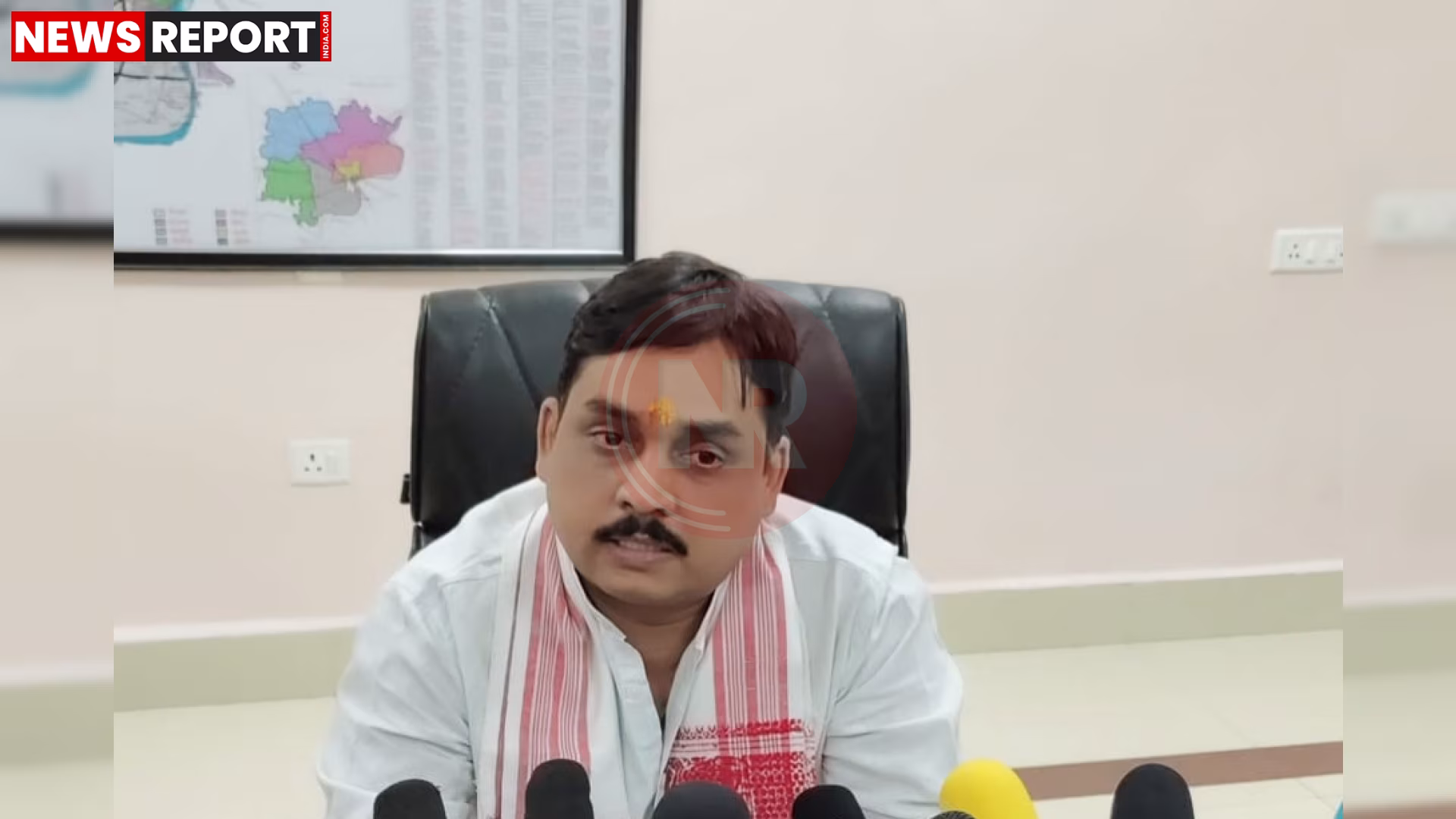 वाराणसी जन चौपाल में सत्येंद्र बारी आमजन से संवाद करते हुए