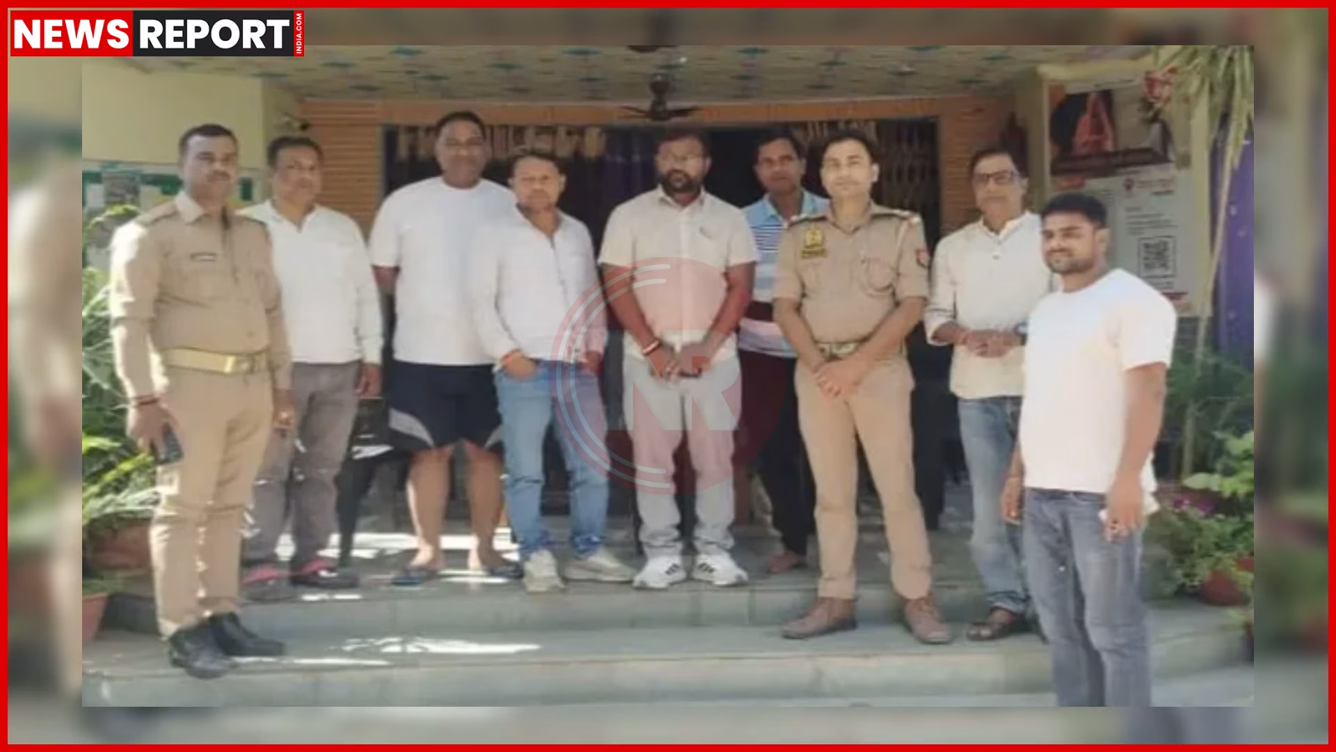 वाराणसी में किसान नेताओं की नजरबंदी के दौरान पुलिस तैनाती