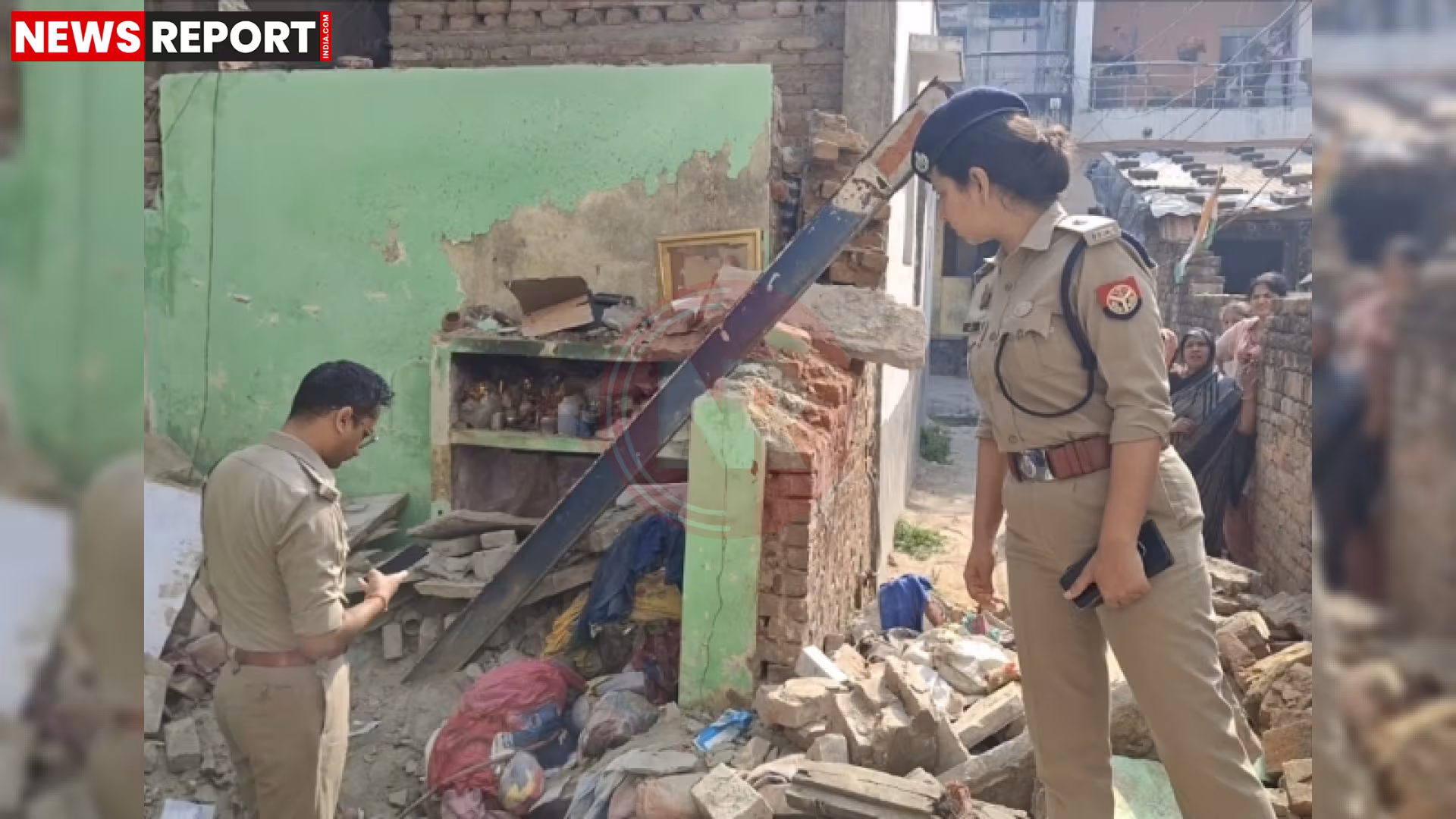 लहरतारा हादसे में ढहा मकान और राहत कार्य करते लोग