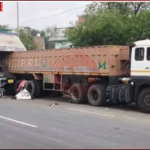 राजातालाब ओवरब्रिज पर ट्रेलर-ट्रक की टक्कर का दृश्य