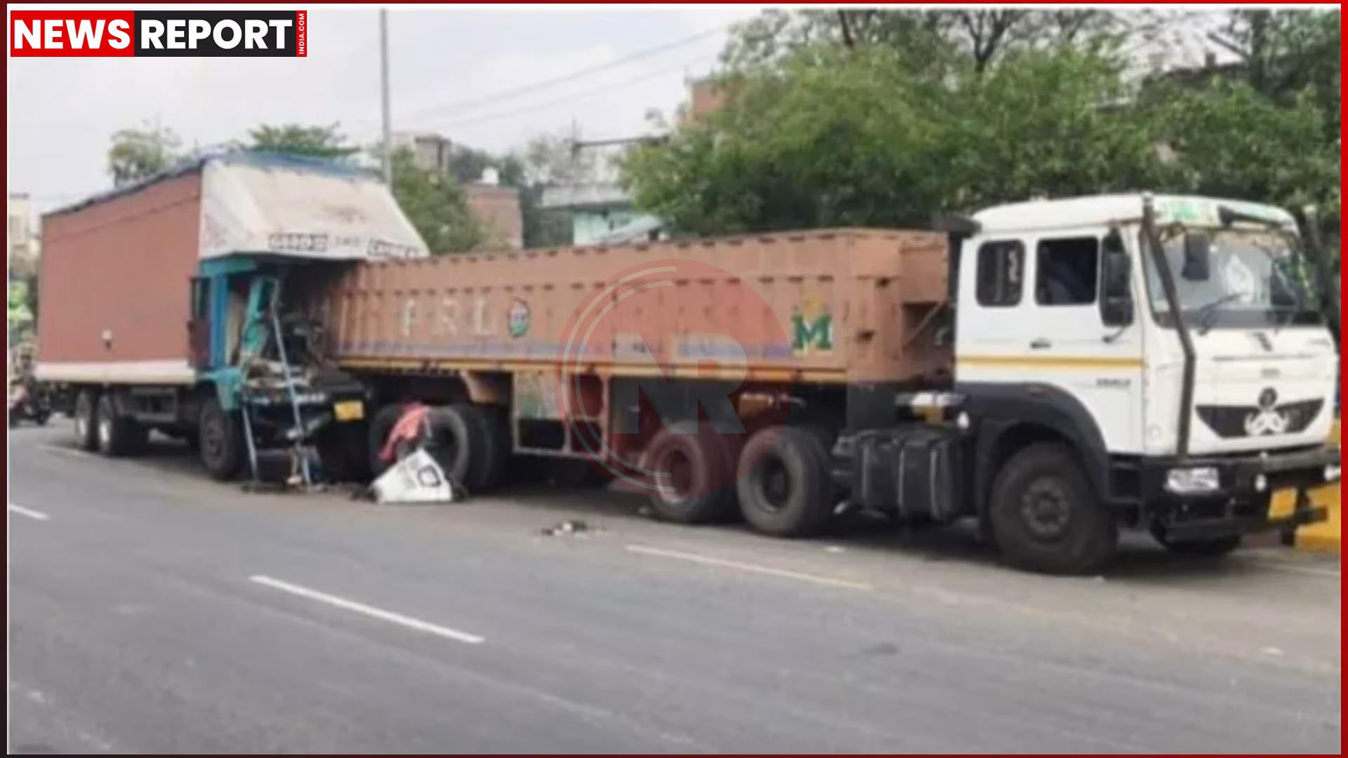 राजातालाब ओवरब्रिज पर ट्रेलर-ट्रक की टक्कर का दृश्य