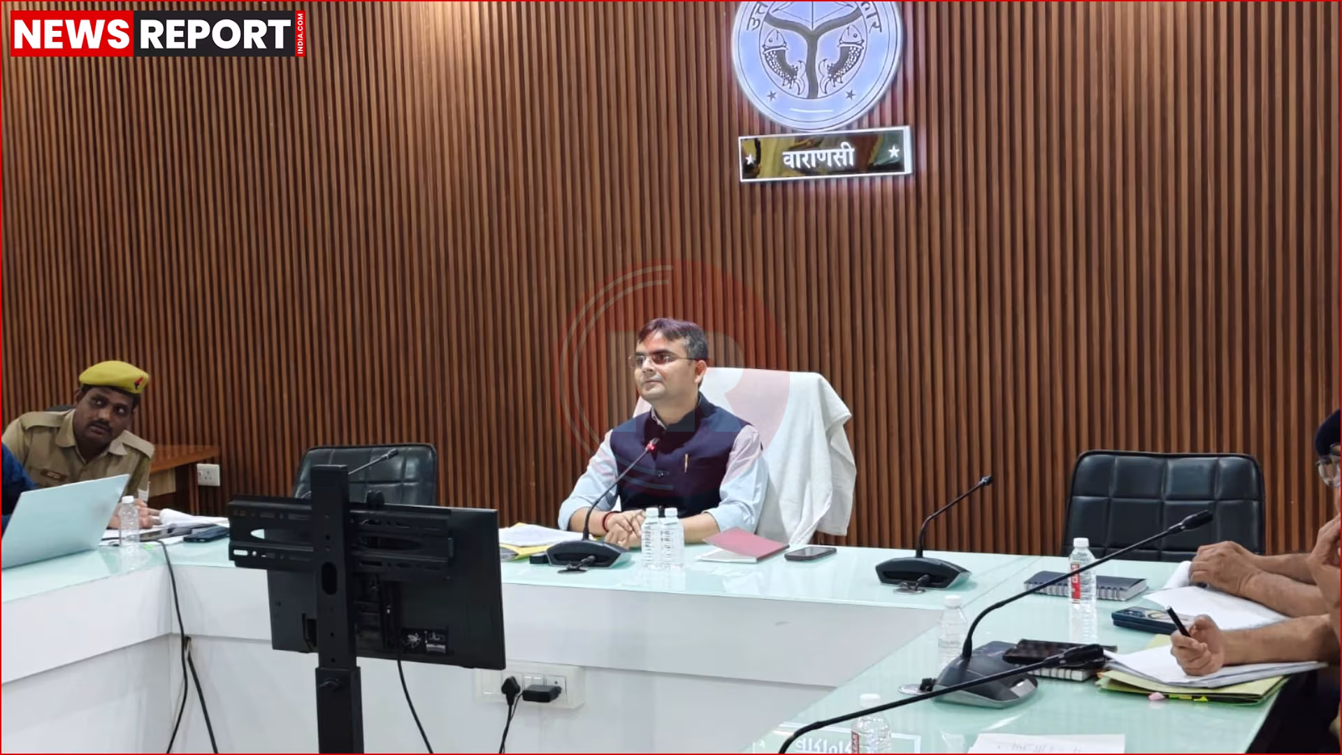 वाराणसी में सड़क सुरक्षा बैठक और पेट्रोल पंपों पर कार्रवाई की तस्वीर