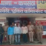 वाराणसी पुलिस द्वारा बरामद सरिया और नगदी के साथ आरोपी