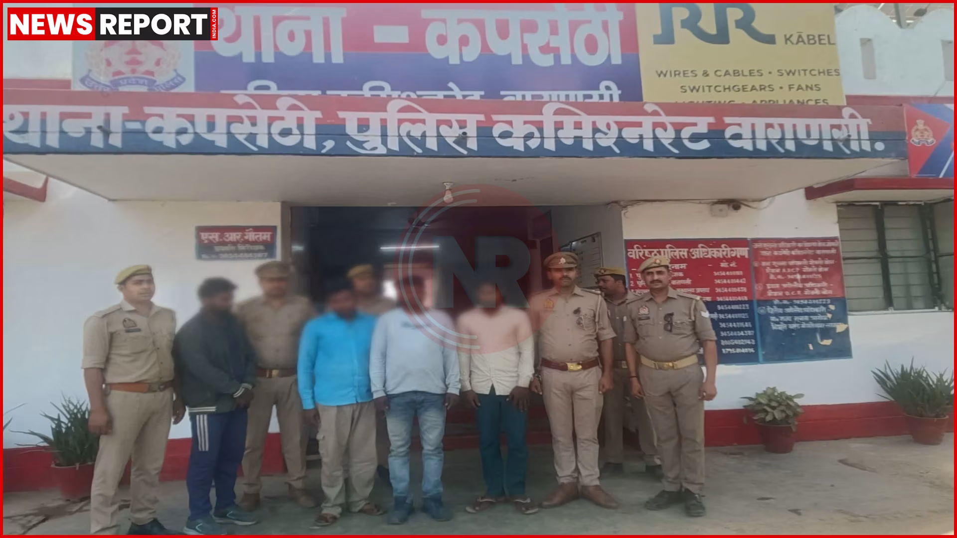 वाराणसी पुलिस द्वारा बरामद सरिया और नगदी के साथ आरोपी