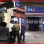 वाराणसी में एसबीआई बैंक के बाहर पुलिस और लोगों की मौजूदगी वाला घटनास्थल