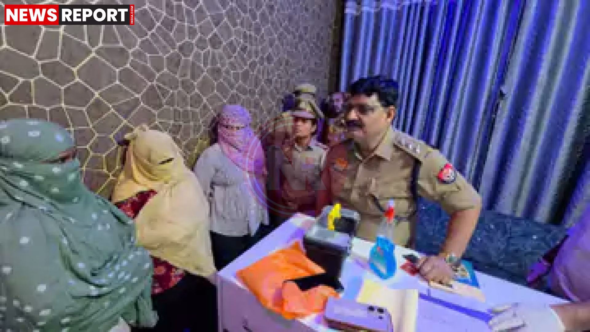 राजातालाब क्षेत्र के स्पा सेंटर के बाहर छापेमारी करती पुलिस टीम