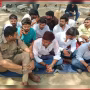 उदय प्रताप कॉलेज में धरने पर बैठे छात्र और पुलिस बल