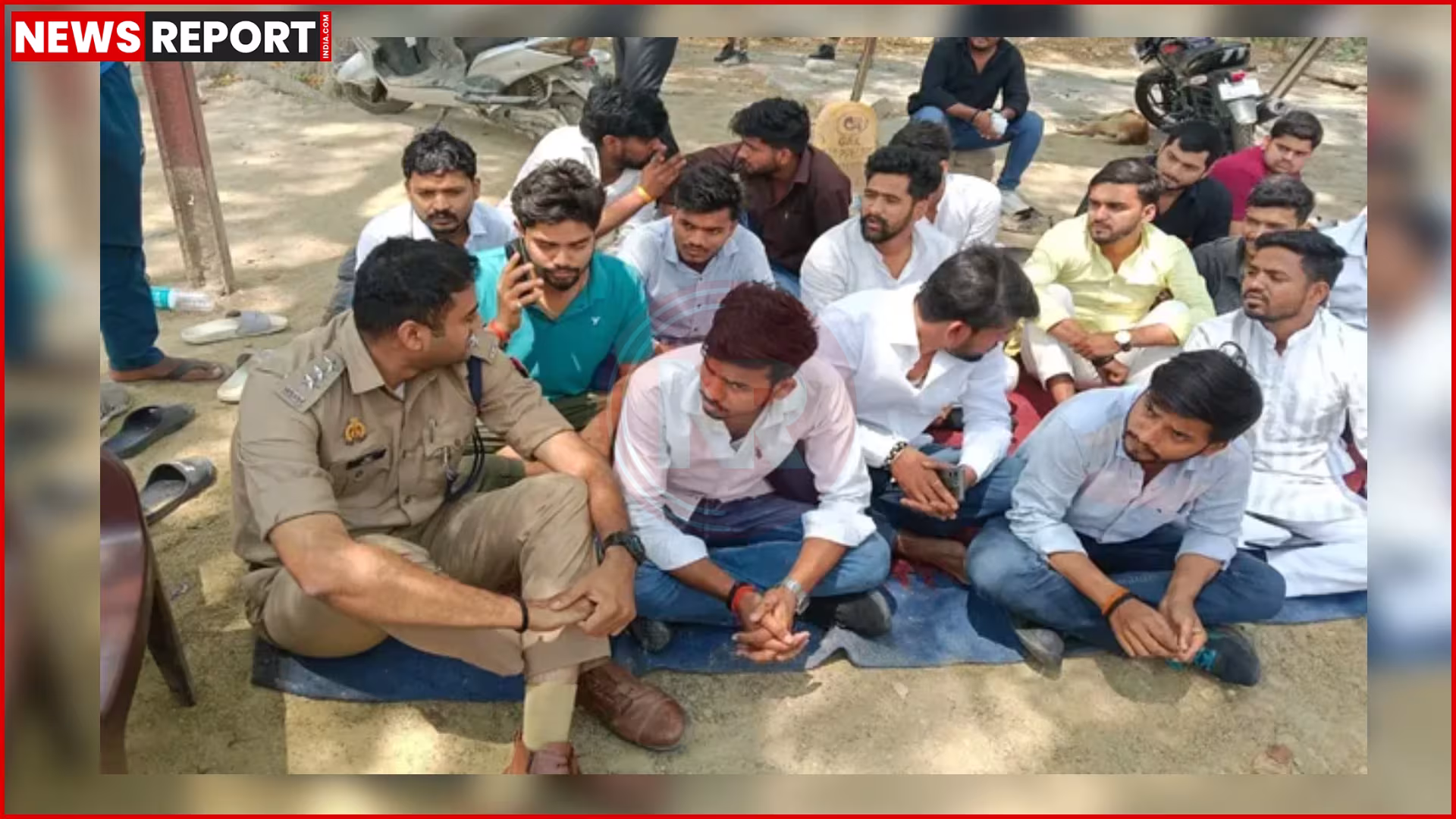उदय प्रताप कॉलेज में धरने पर बैठे छात्र और पुलिस बल