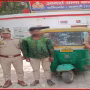वाराणसी में गिरफ्तार वाहन चोर और बरामद किया गया ऑटो दिखाती तस्वीर