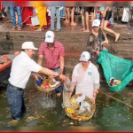 दशाश्वमेध घाट पर सफाई अभियान में जुटे स्वयंसेवक