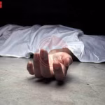 वाराणसी में सतीश पटेल का शव मिलने के बाद सड़क पर प्रदर्शन करते ग्रामीण