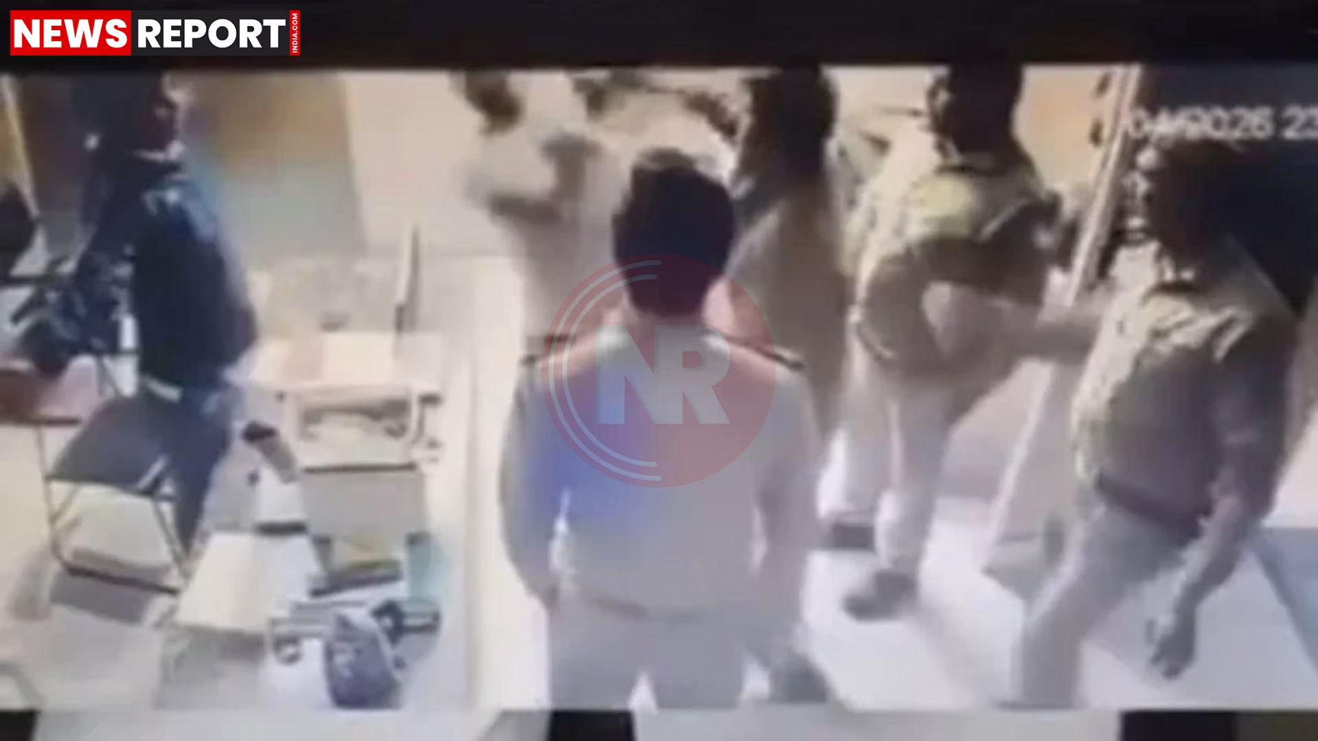 निवाड़ी थाने में पुलिस द्वारा अमित चौधरी की पिटाई करते हुए पुलिसकर्मी