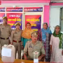 अमरोहा में पुलिस टीम पर हमला करती भीड़, महिलाएं आरोपी को छुड़ा रही हैं
