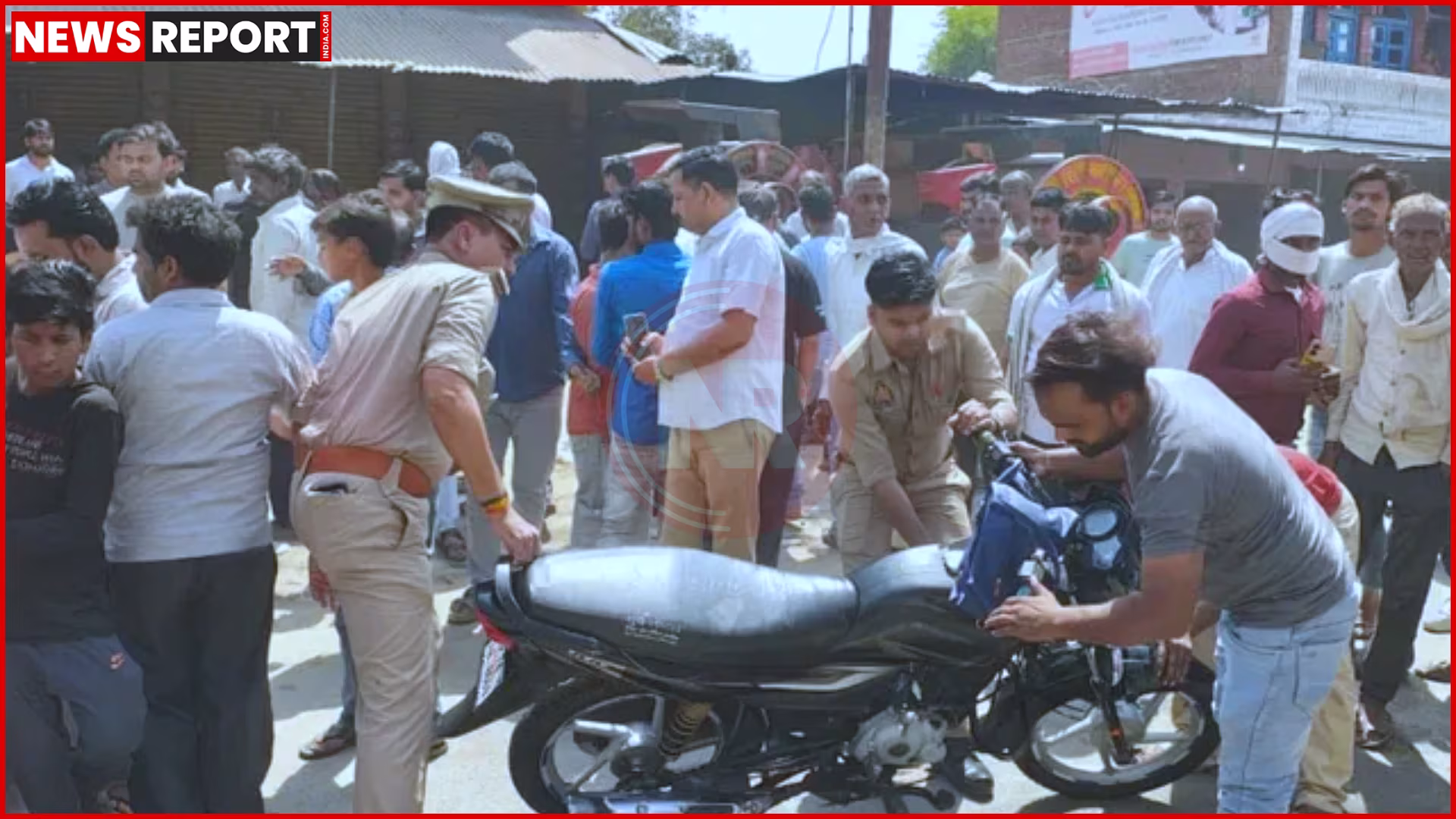 सड़क पर क्षतिग्रस्त बाइक और दुर्घटनास्थल पर भीड़