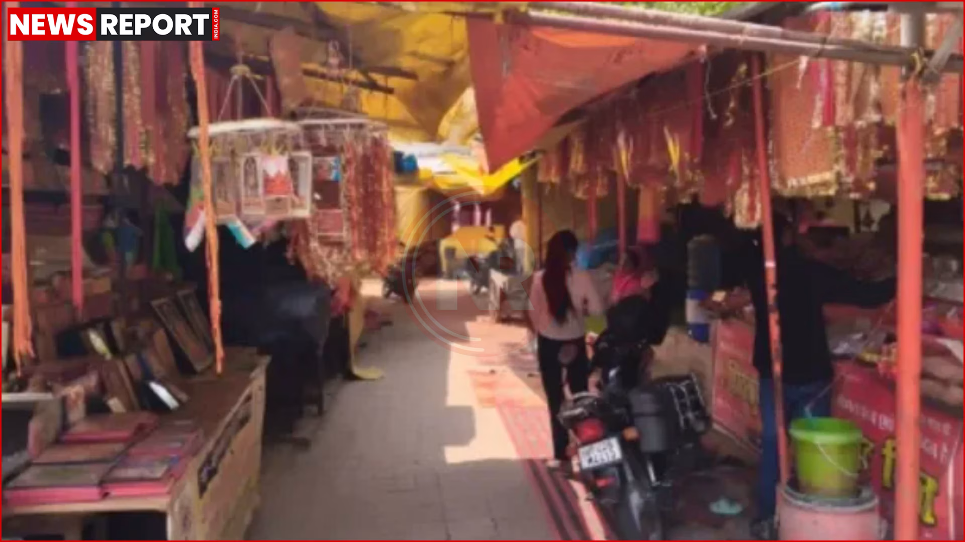 अयोध्या में कामाख्या धाम मंदिर मार्ग पर अतिक्रमण हटाती टीम या दुकानदारों को नोटिस देते अधिकारी।