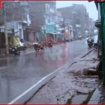 आजमगढ़ के मेहनगर में आंधी के बाद बूंदाबांदी से राहत महसूस करते लोग और खेतों में किसान