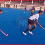 बड़ा लालपुर में बनारस हॉकी लीग के मैदान में हॉकी खेलते खिलाड़ी
