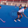 बड़ा लालपुर में बनारस हॉकी लीग के मैदान में हॉकी खेलते खिलाड़ी