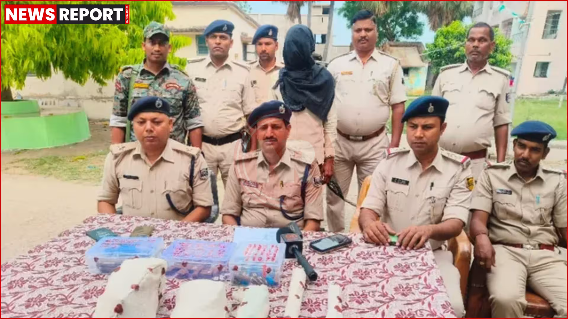 पुलिस द्वारा बरामद अर्धनिर्मित हथियार और हथियार बनाने के उपकरण