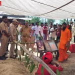 बाराबंकी के श्रीराम जानकी मठ के बाहर भारी पुलिस बल और प्रशासनिक अधिकारियों की भीड़