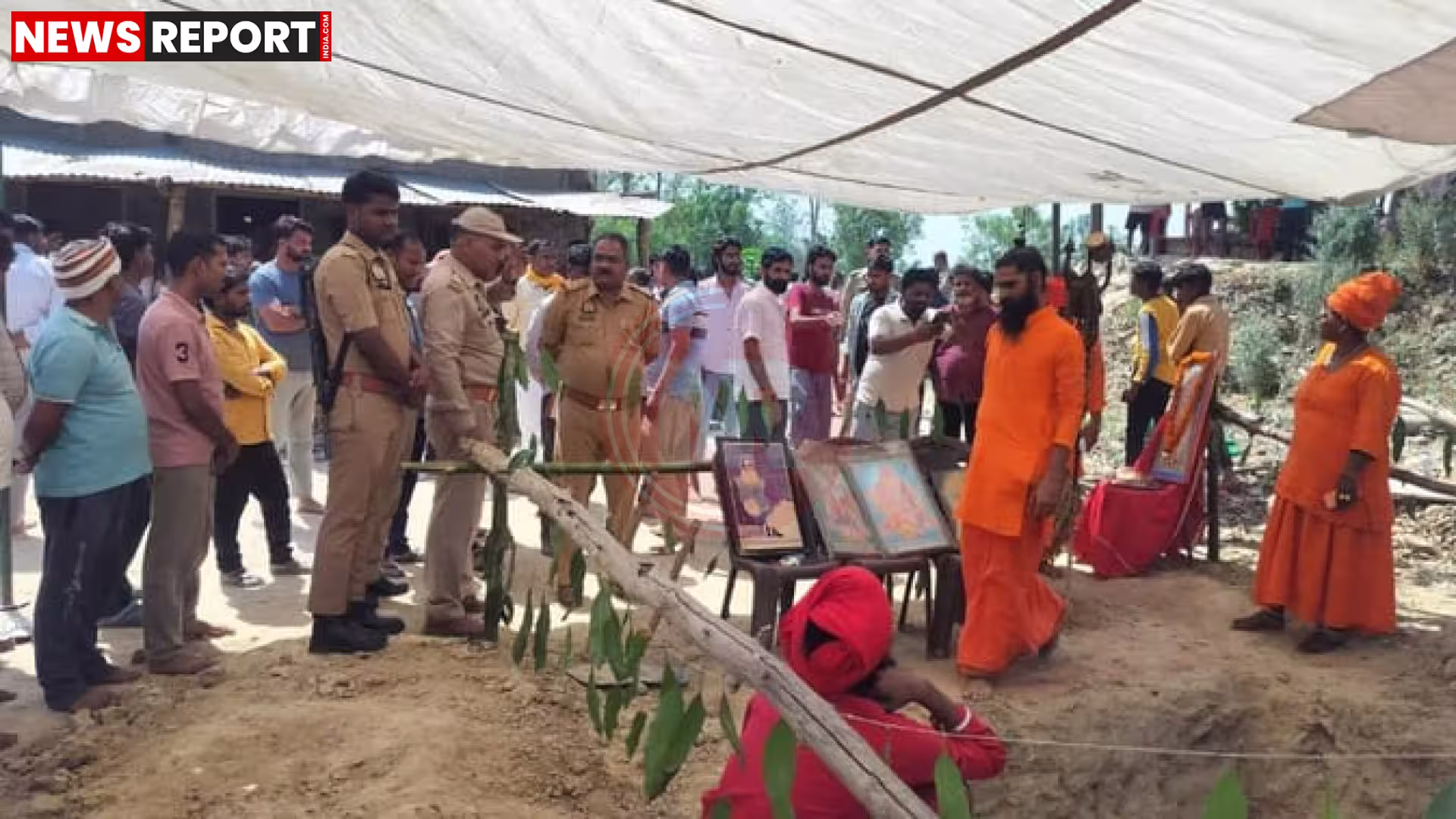 बाराबंकी के श्रीराम जानकी मठ के बाहर भारी पुलिस बल और प्रशासनिक अधिकारियों की भीड़