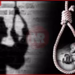 एक ग्रामीण क्षेत्र में पेड़ से लटके एक व्यक्ति के शव का दृश्य।