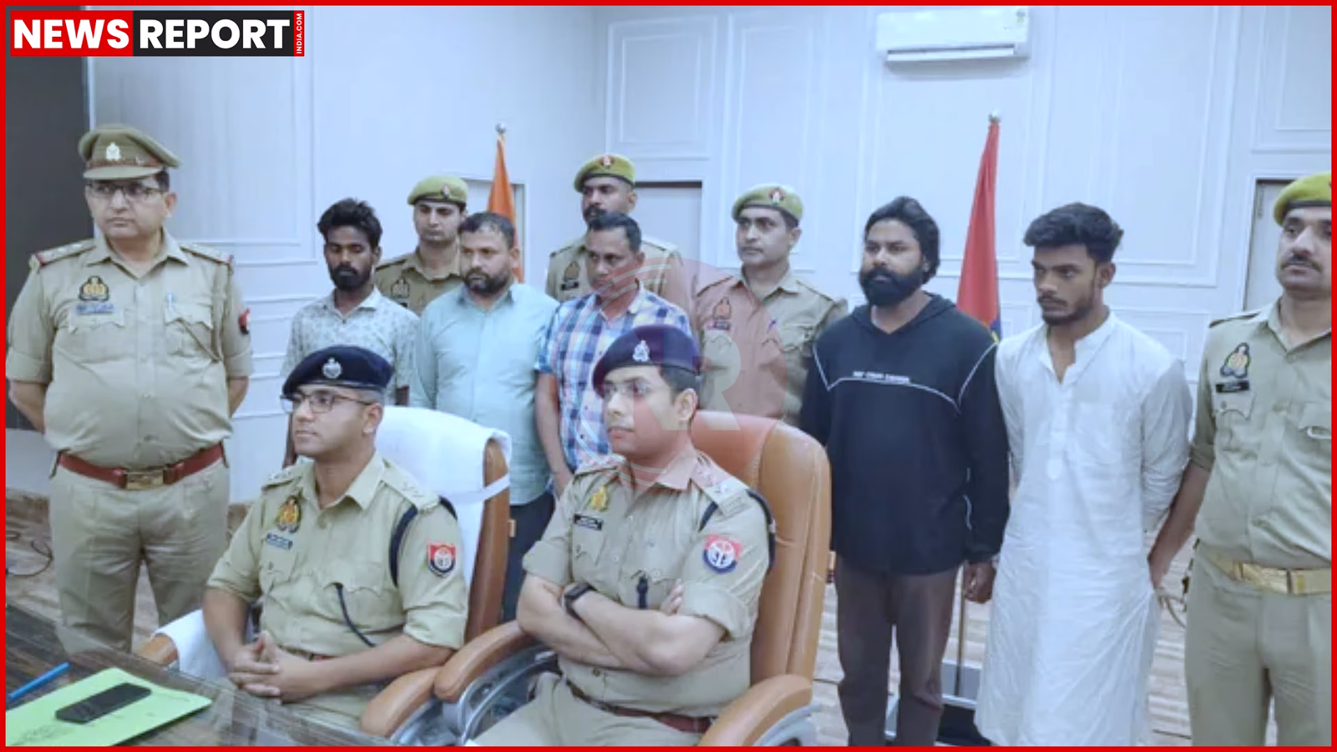 बरेली पुलिस द्वारा साइबर ठगों को गिरफ्तार करते हुए।