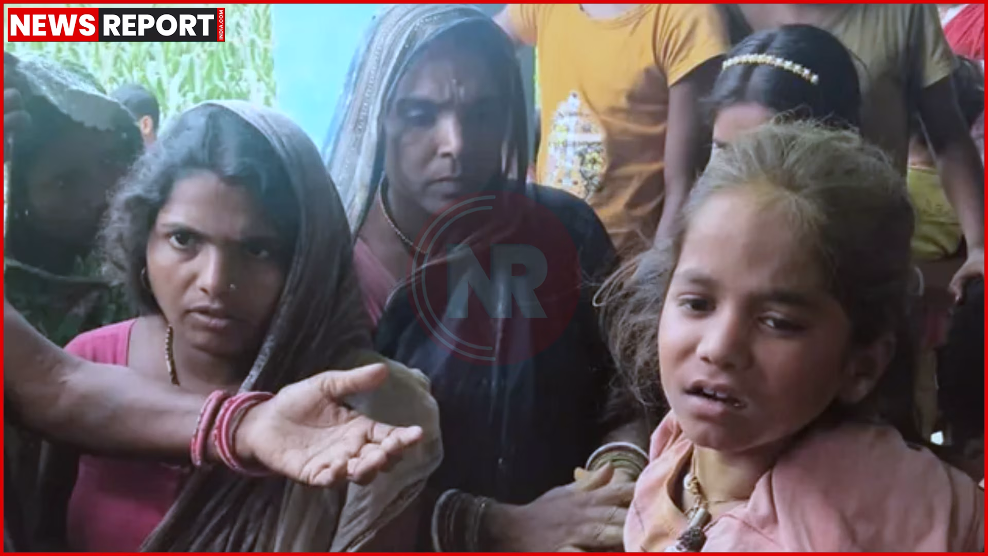 बेगूसराय स्कूल हादसे के बाद घायल बच्चों का इलाज करते परिजन