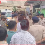 बिजली के खंभे और हाईटेंशन तार के पास भीड़ और पुलिस