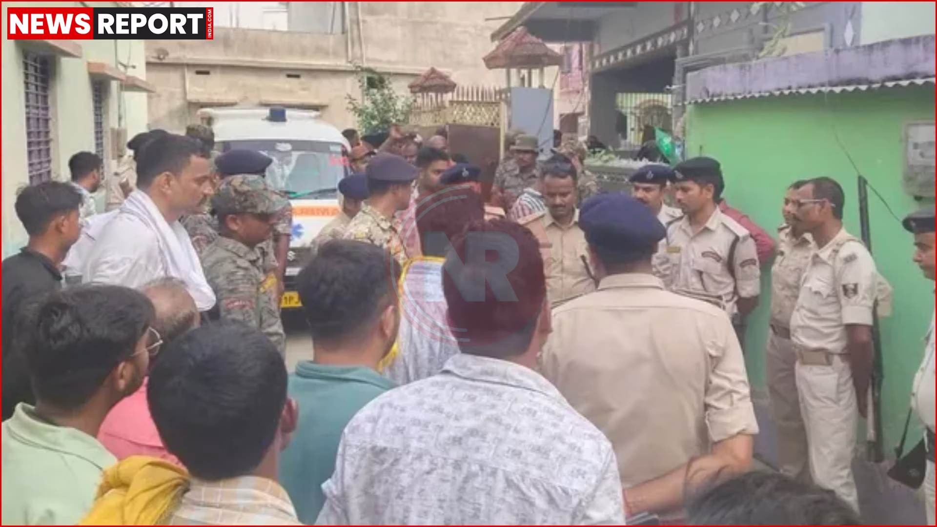 बिजली के खंभे और हाईटेंशन तार के पास भीड़ और पुलिस