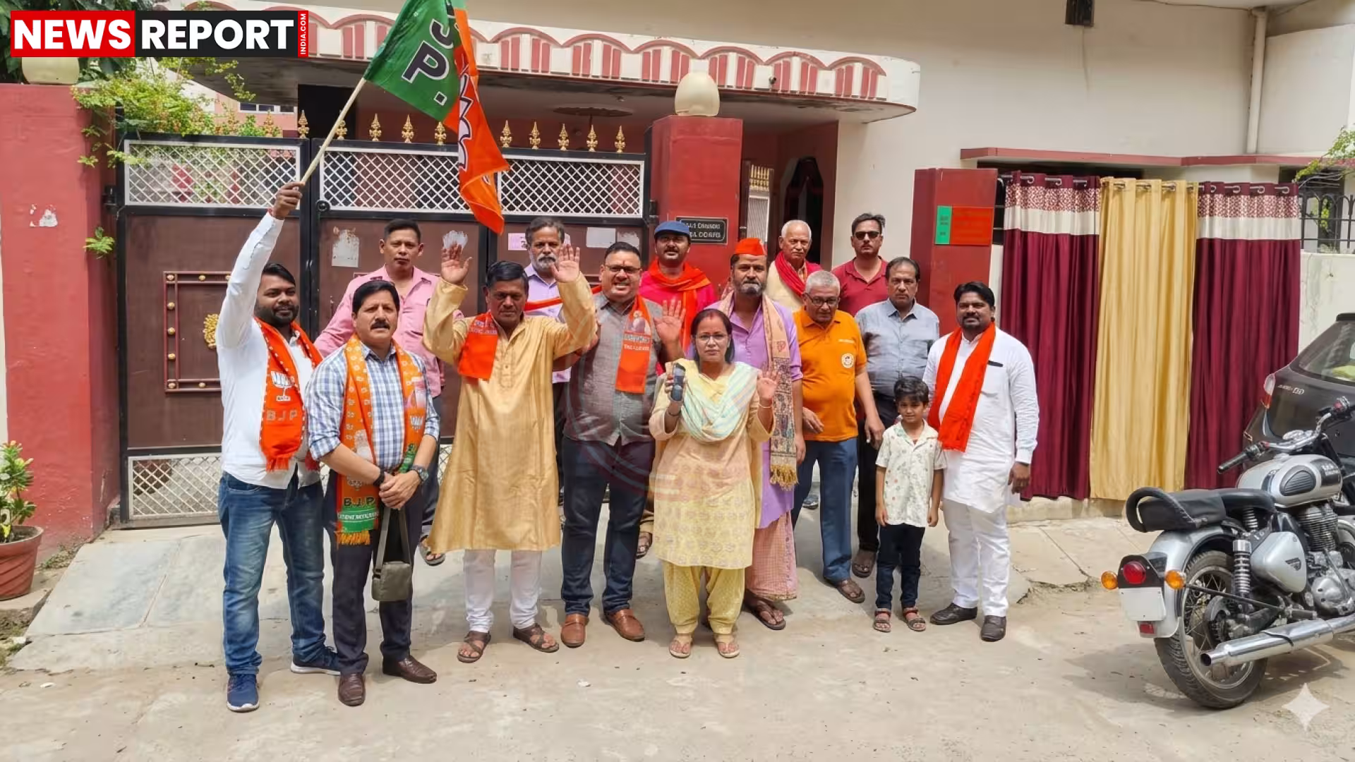 वाराणसी में भाजपा के 47वें स्थापना दिवस समारोह में कार्यकर्ता