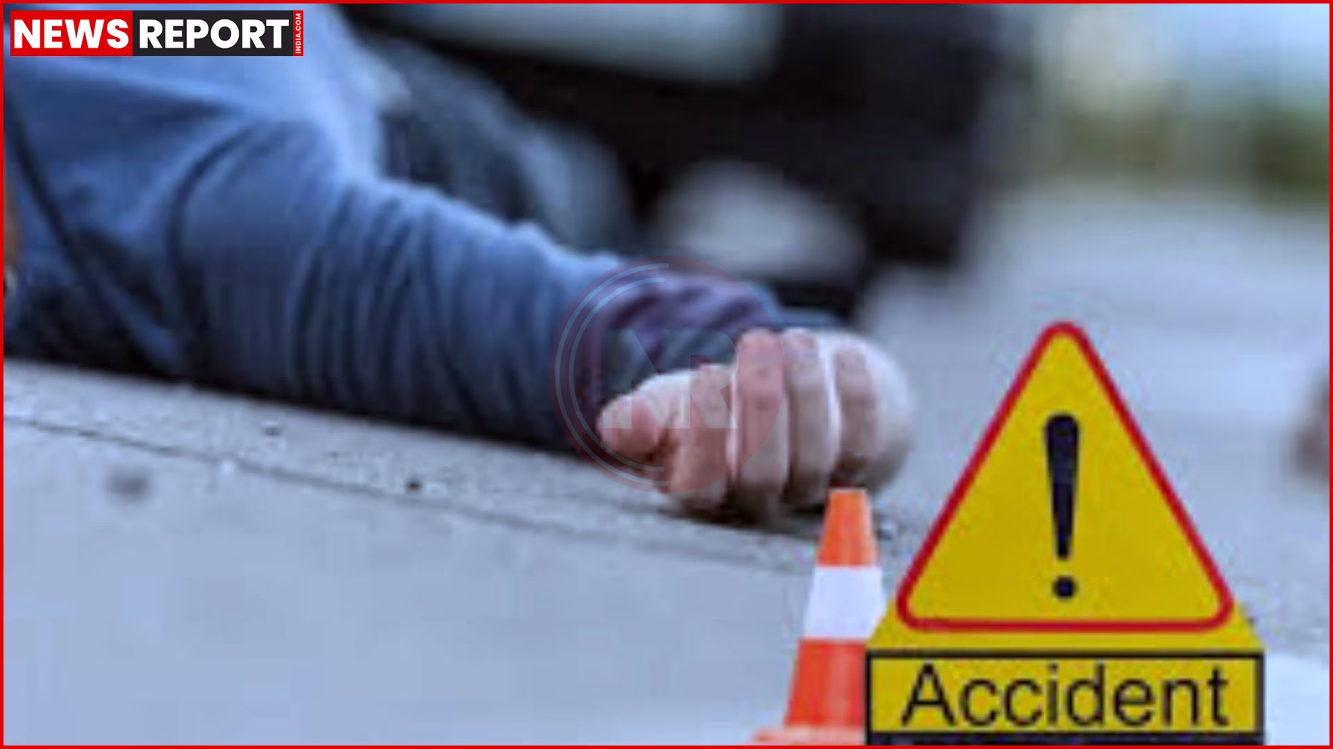 चंदौली में दुर्घटनाग्रस्त बुलेट बाइक और क्षतिग्रस्त डीसीएम ट्रक, साथ में पुलिस टीम