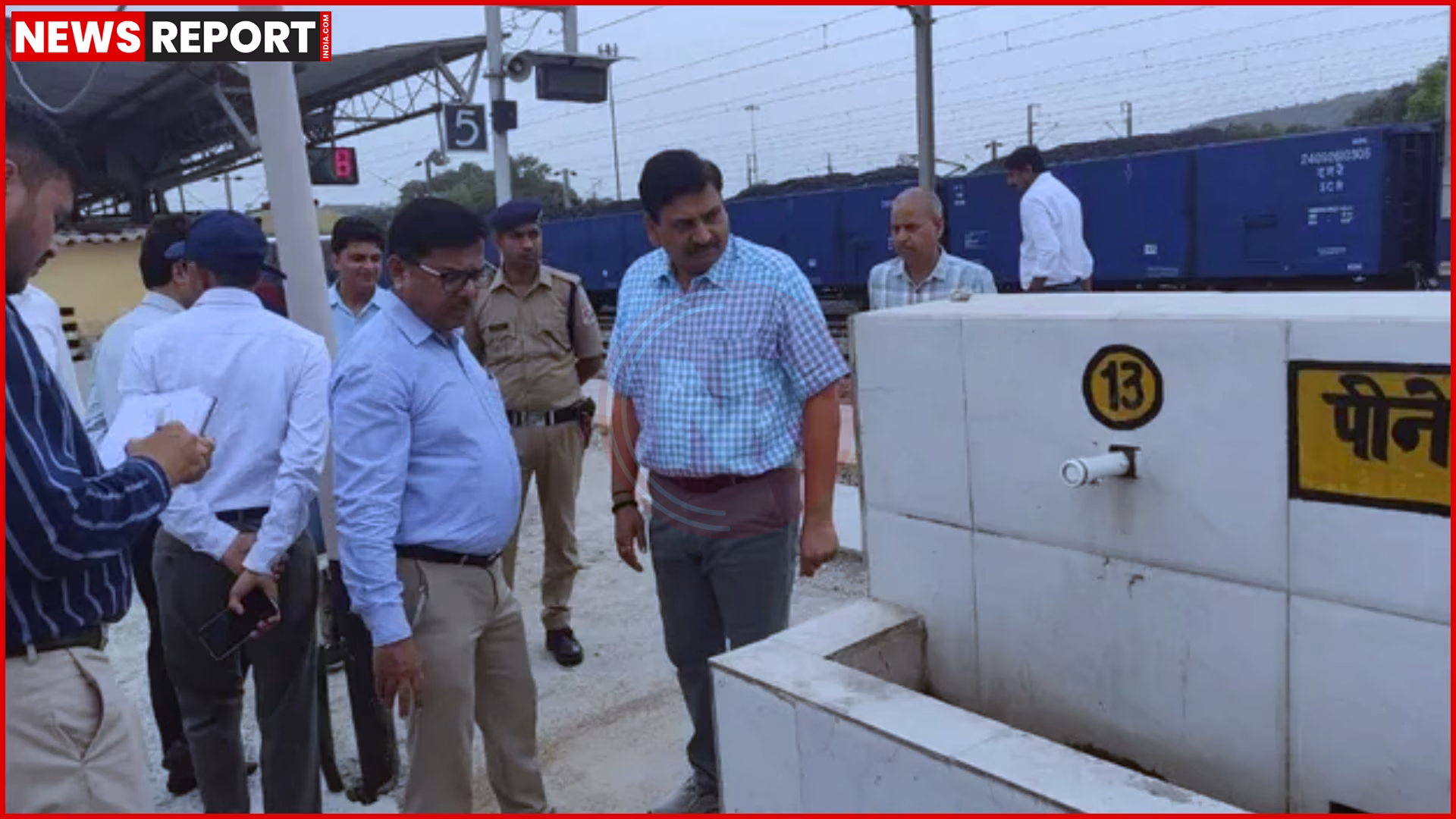चुनार जंक्शन का निरीक्षण करते महाप्रबंधक नरेश पाल सिंह और अधिकारी